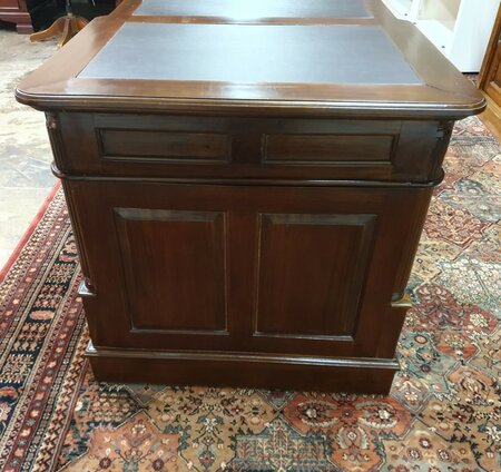 Engels mahonie bureau met lederen blad