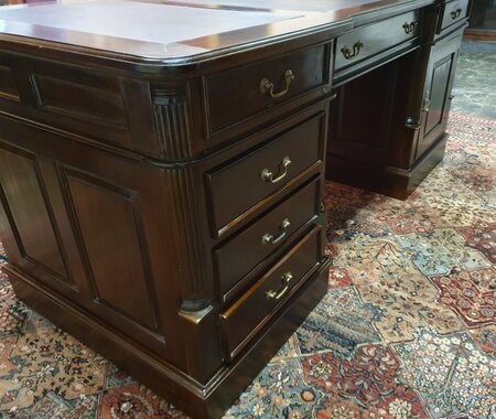 Engels mahonie bureau met lederen blad