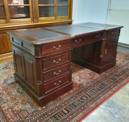 Engels mahonie bureau met lederen blad