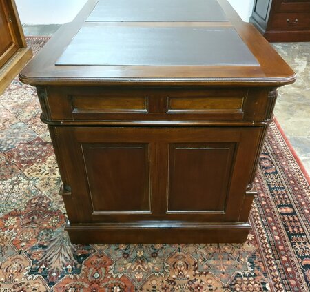 Engels mahonie bureau met lederen blad