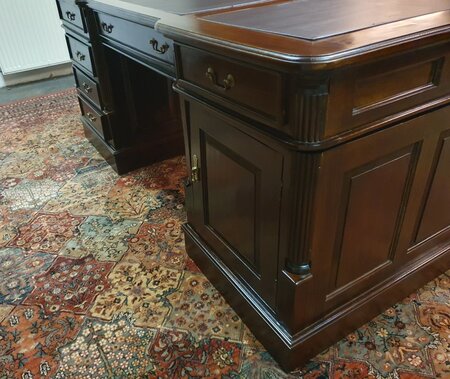 Engels mahonie bureau met lederen blad