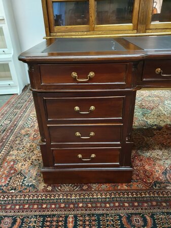 Engels mahonie bureau met lederen blad