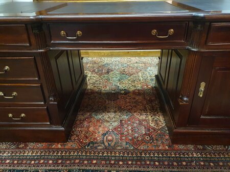Engels mahonie bureau met lederen blad