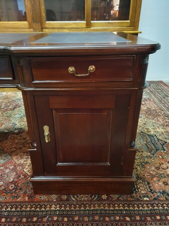 Engels mahonie bureau met lederen blad