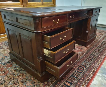 Engels mahonie bureau met lederen blad