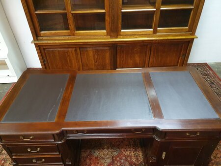 Engels mahonie bureau met lederen blad