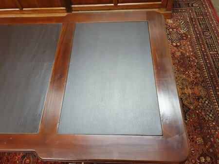 Engels mahonie bureau met lederen blad