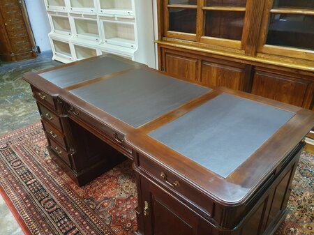 Engels mahonie bureau met lederen blad