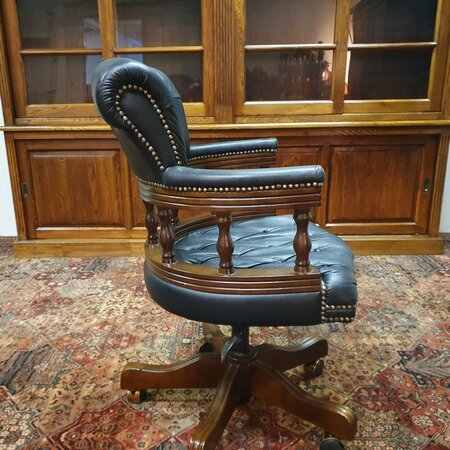 Antieke Chesterfield Captain chair bureaustoel zwart
