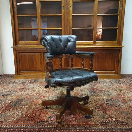 Antieke Chesterfield Captain chair bureaustoel zwart