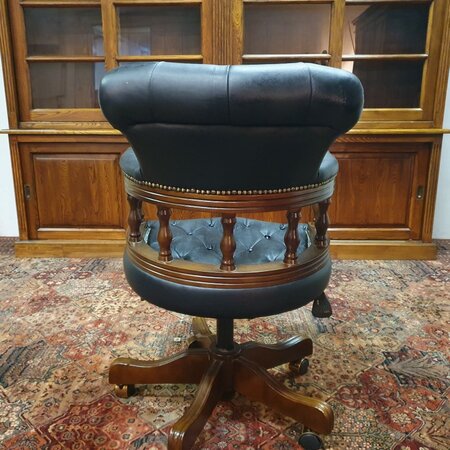 Antieke Chesterfield Captain chair bureaustoel zwart