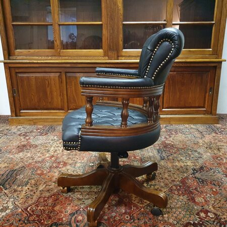 Antieke Chesterfield Captain chair bureaustoel zwart