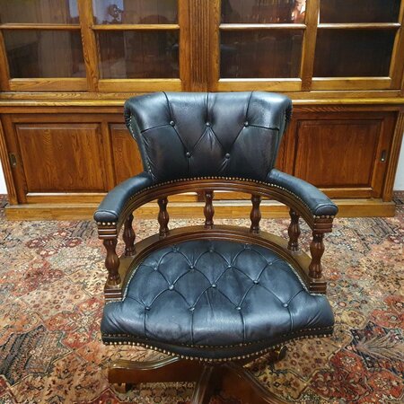 Antieke Chesterfield Captain chair bureaustoel zwart