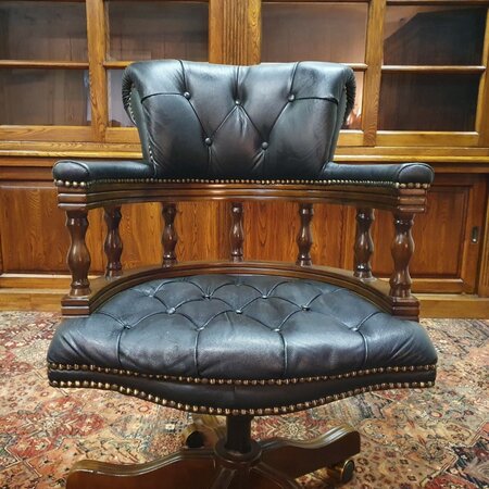 Antieke Chesterfield Captain chair bureaustoel zwart