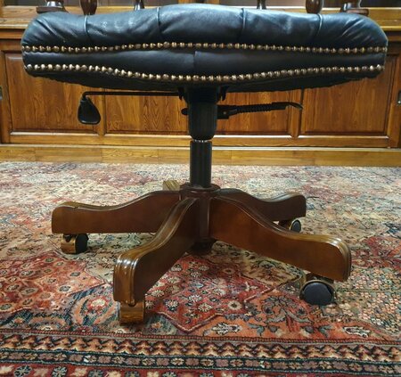 Antieke Chesterfield Captain chair bureaustoel zwart