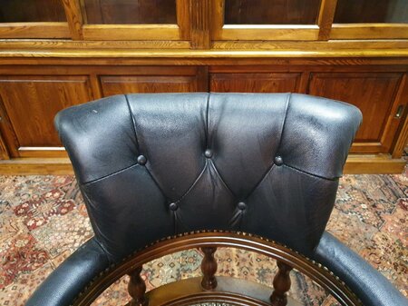 Antieke Chesterfield Captain chair bureaustoel zwart