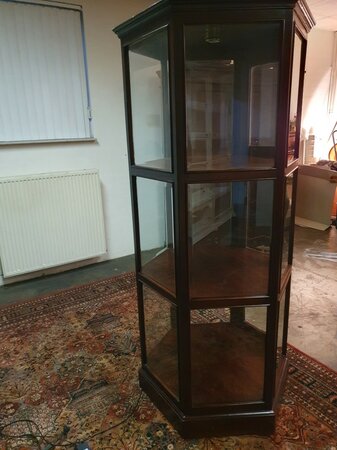 Antieke zeshoekige mahonie vitrinekast met geslepen glas