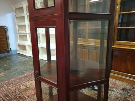 Antieke zeshoekige mahonie vitrinekast met geslepen glas