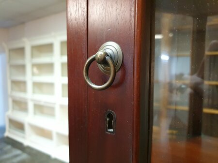Antieke zeshoekige mahonie vitrinekast met geslepen glas