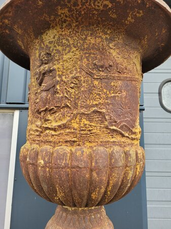 Grote antieke gietijzeren vaas op zuil