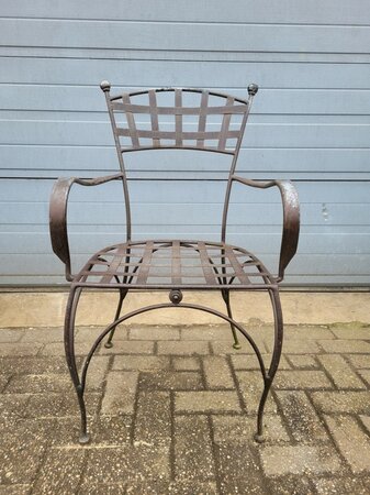 Antieke smeedijzeren tuinstoelen met armleuningen