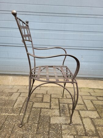 Antieke smeedijzeren tuinstoelen met armleuningen