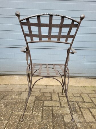 Antieke smeedijzeren tuinstoelen met armleuningen