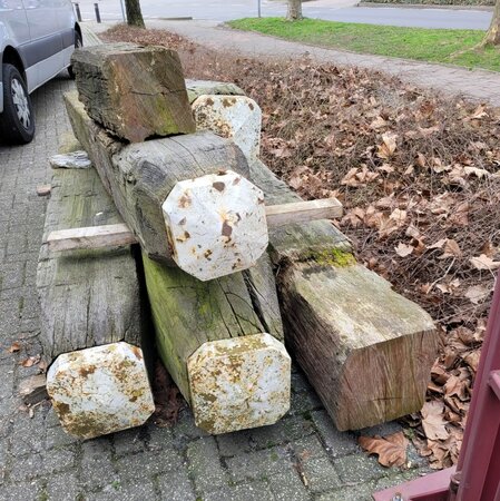 Diverse lange meerpalen met gietijzeren paalkop