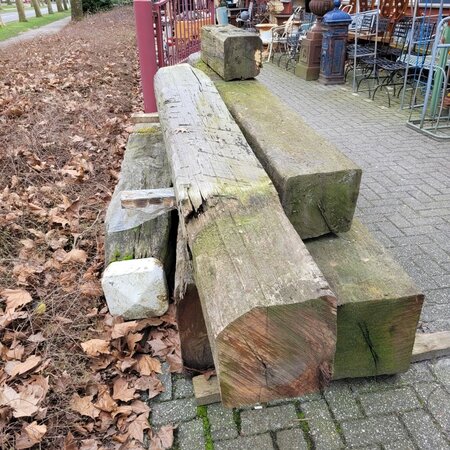 Diverse lange meerpalen met gietijzeren paalkop