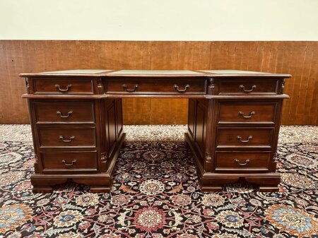 Klassiek mahonie notaris bureau met lederen blad