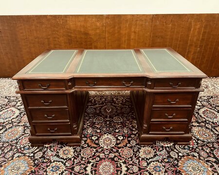 Klassiek mahonie notaris bureau met lederen blad