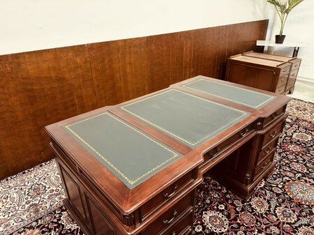 Klassiek mahonie notaris bureau met lederen blad
