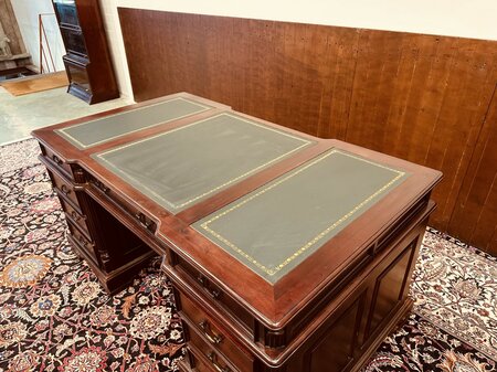 Klassiek mahonie notaris bureau met lederen blad