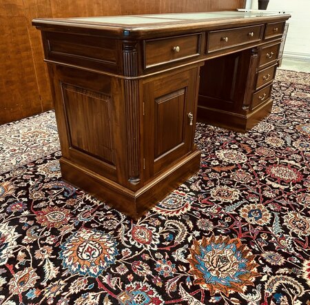 Klassiek ondiep mahonie bureau