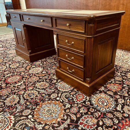 Klassiek ondiep mahonie bureau
