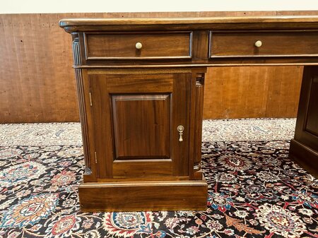 Klassiek ondiep mahonie bureau
