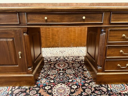 Klassiek ondiep mahonie bureau