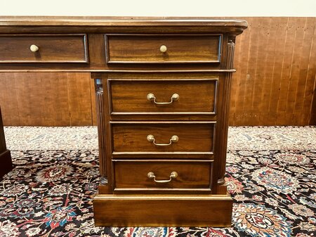 Klassiek ondiep mahonie bureau
