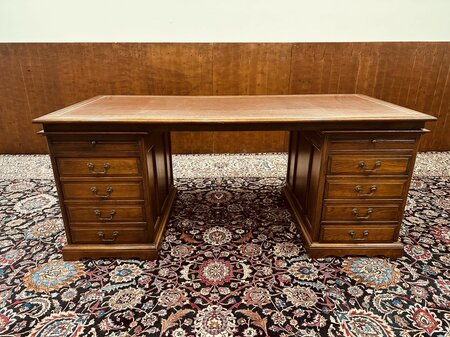 Antiek eiken bureau met lederen blad #1