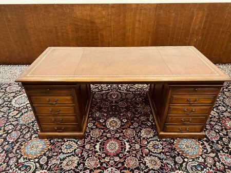 Antiek eiken bureau met lederen blad #1