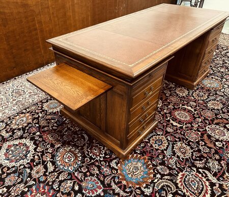 Antiek eiken bureau met lederen blad #1