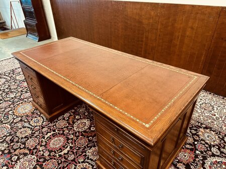 Antiek eiken bureau met lederen blad #1