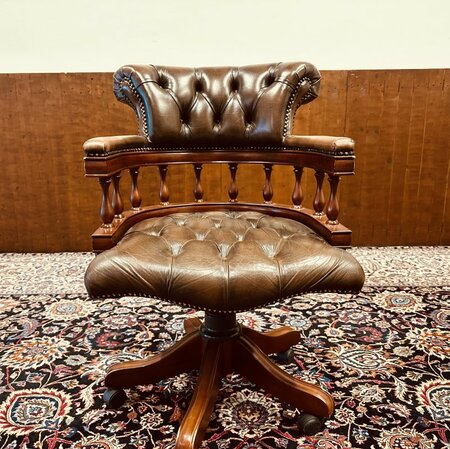 Antieke Chesterfield Captain chair bureaustoel bruin