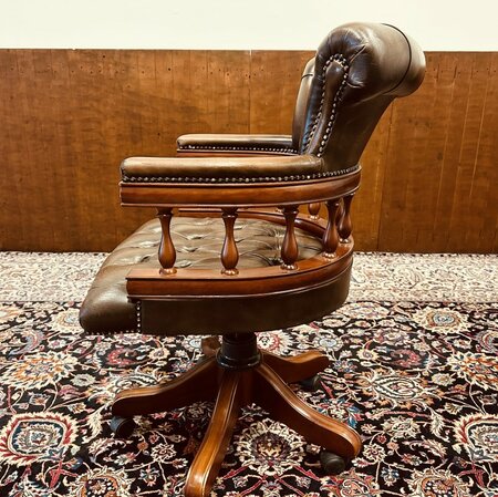 Antieke Chesterfield Captain chair bureaustoel bruin