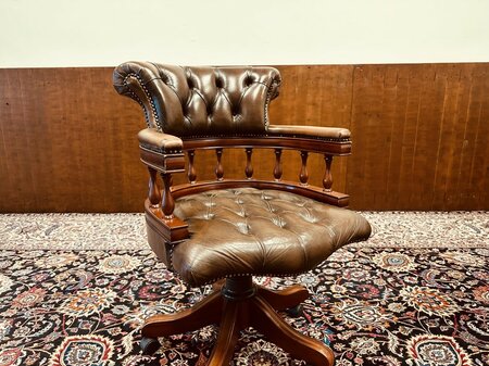 Antieke Chesterfield Captain chair bureaustoel bruin