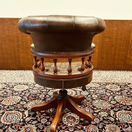 Antieke Chesterfield Captain chair bureaustoel bruin