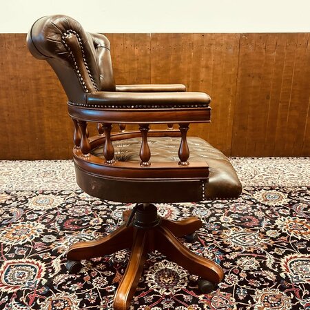 Antieke Chesterfield Captain chair bureaustoel bruin