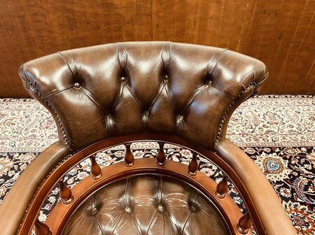 Antieke Chesterfield Captain chair bureaustoel bruin