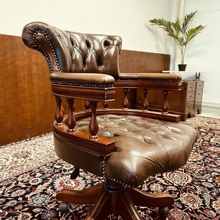 Antieke Chesterfield Captain chair bureaustoel bruin