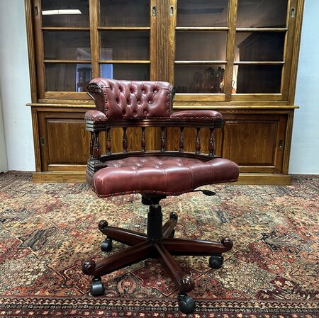 Klassieke Chesterfield Captain chair bureaustoel Bordeaux rood